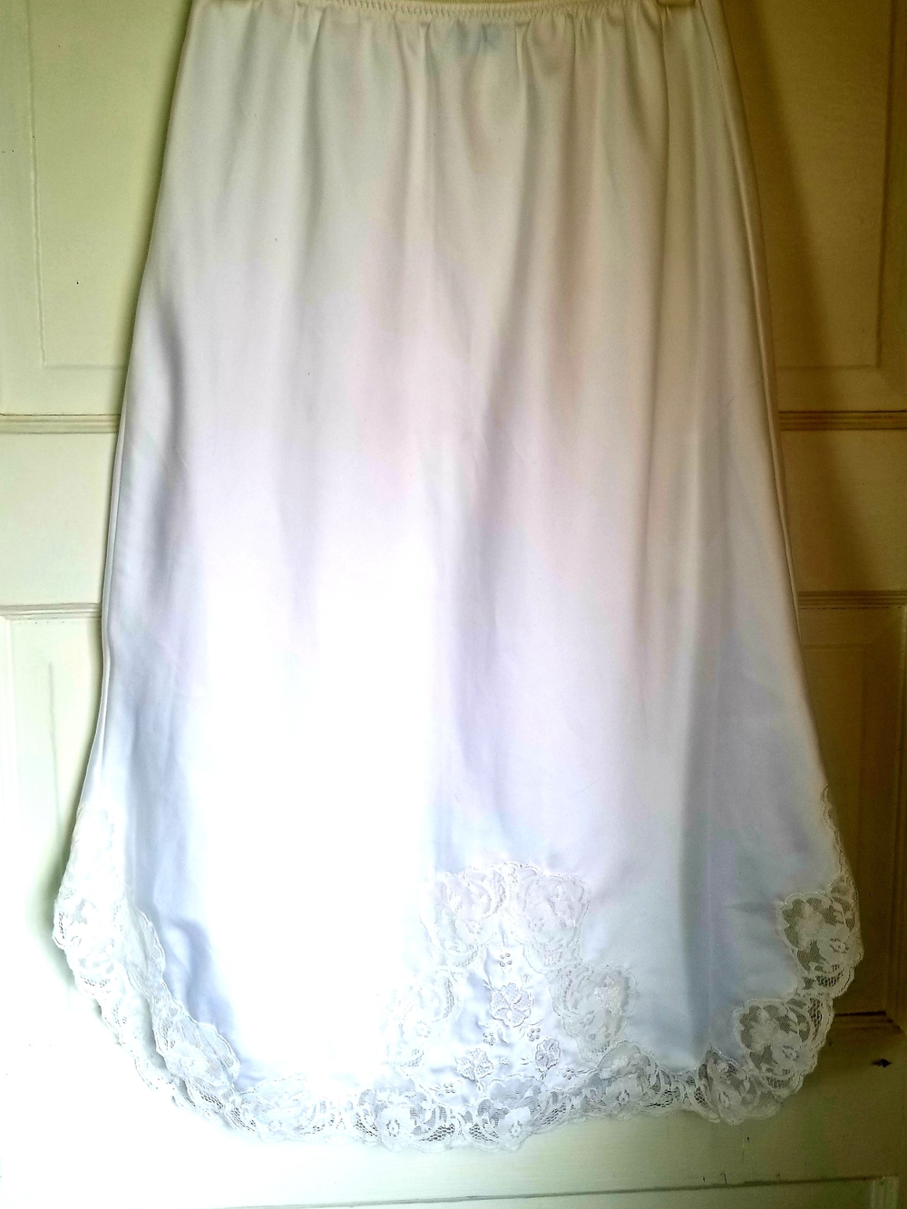 Vintage Mid Century Sara Beth White 1/2 Slip Lace Border Pearl Accents 26" Long